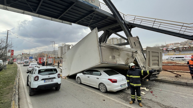 Üst geçide takılan kamyon dorsesi otomobilin üstüne devrildi